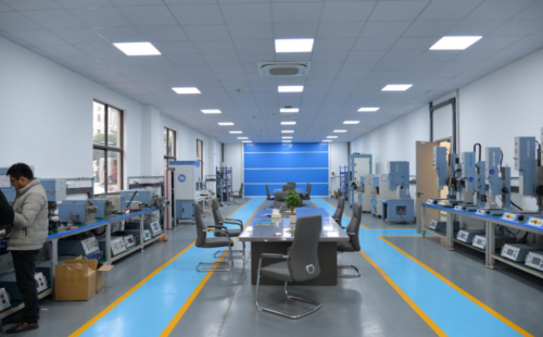 超聲波焊接條件：作為超聲波焊接的條件，最重要的是施加焊接能源的時間（振動、焊接時間）長短和壓力，當然，其他條件也是很重要的。焊接溫度超聲波焊接材料的粘流溫度。否則材料不會熔化。與振幅有關，振幅越高，溫度上升越高。 